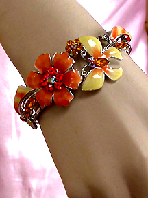 a beautiful vintage costume jewelry bracelet unsigned