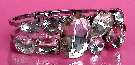 a beautiful vintage costume jewelry bracelet unsigned