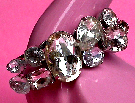 a beautiful vintage costume jewelry bracelet unsigned
