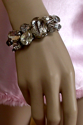 a beautiful vintage costume jewelry bracelet unsigned