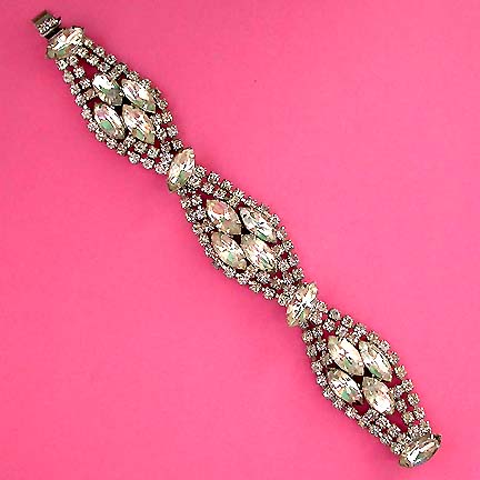 a beautiful vintage costume jewelry bracelet unsigned