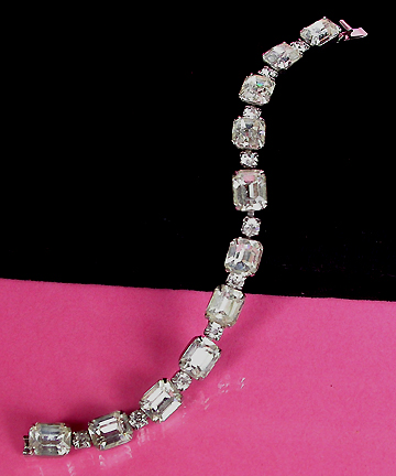 a beautiful vintage costume jewelry bracelet unsigned