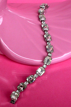 a beautiful vintage costume jewelry bracelet unsigned