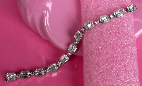 a beautiful vintage costume jewelry bracelet unsigned