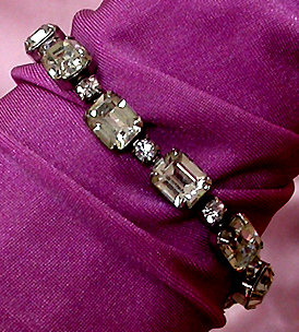 a beautiful vintage costume jewelry bracelet unsigned