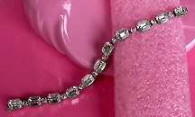 a beautiful vintage costume jewelry bracelet Unsigned