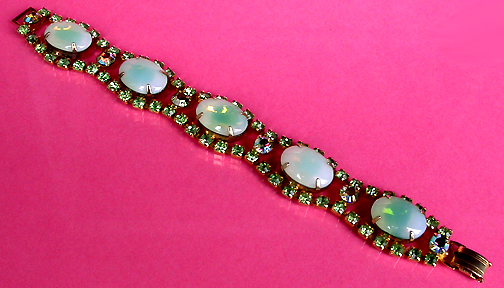 a beautiful vintage costume jewelry bracelet unsigned