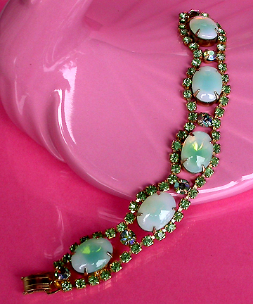 a beautiful vintage costume jewelry bracelet unsigned