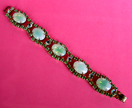 a beautiful vintage costume jewelry bracelet unsigned