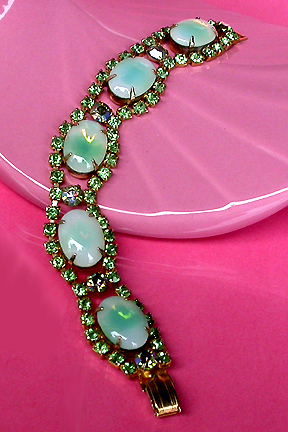 a beautiful vintage costume jewelry bracelet unsigned