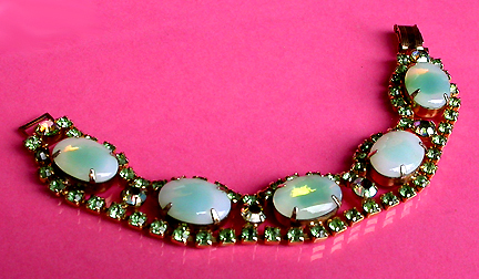 a beautiful vintage costume jewelry bracelet unsigned