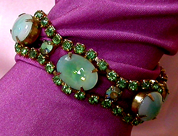 a beautiful vintage costume jewelry bracelet unsigned