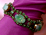 a beautiful vintage costume jewelry bracelet Unsigned