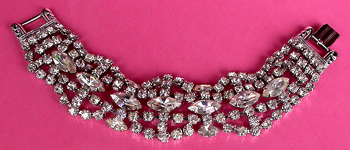 a beautiful vintage costume jewelry bracelet unsigned