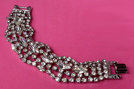 a beautiful vintage costume jewelry bracelet unsigned