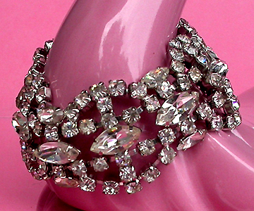 a beautiful vintage costume jewelry bracelet unsigned