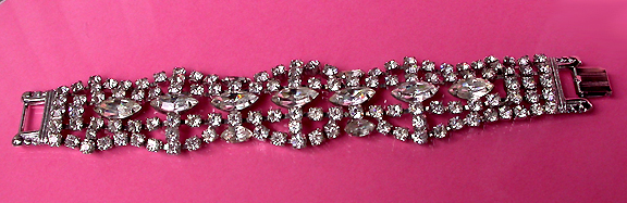a beautiful vintage costume jewelry bracelet unsigned