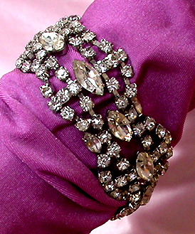 a beautiful vintage costume jewelry bracelet unsigned