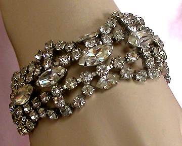 a beautiful vintage costume jewelry bracelet unsigned