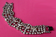 a beautiful vintage costume jewelry bracelet Unsigned