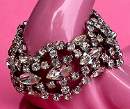 a beautiful vintage costume jewelry bracelet Unsigned