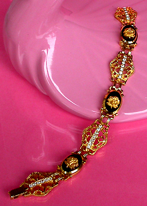 a beautiful vintage costume jewelry bracelet unsigned
