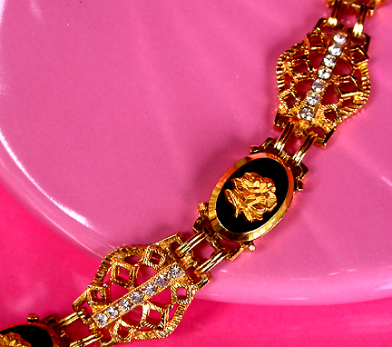 a beautiful vintage costume jewelry bracelet unsigned