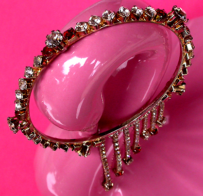 a beautiful vintage costume jewelry bracelet unsigned