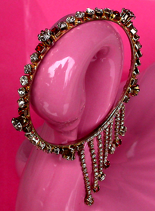 a beautiful vintage costume jewelry bracelet unsigned
