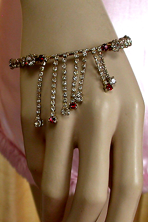 a beautiful vintage costume jewelry bracelet unsigned