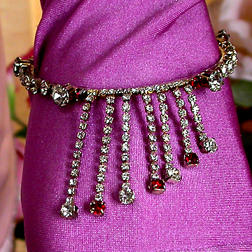 a beautiful vintage costume jewelry bracelet unsigned