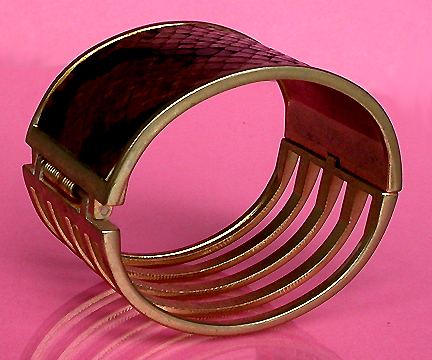 a beautiful vintage costume jewelry bracelet unsigned