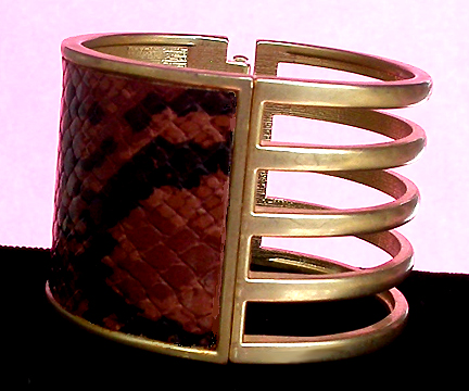 a beautiful vintage costume jewelry bracelet unsigned