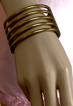 a beautiful vintage costume jewelry bracelet unsigned
