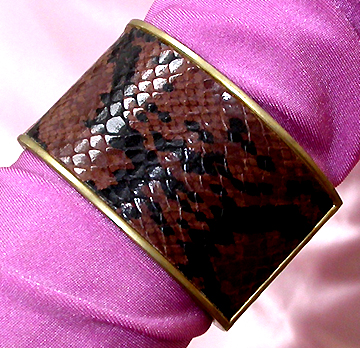 a beautiful vintage costume jewelry bracelet unsigned