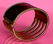 a beautiful vintage costume jewelry bracelet Unsigned