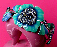 a beautiful vintage costume jewelry bracelet Unsigned