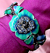 a beautiful vintage costume jewelry bracelet Unsigned