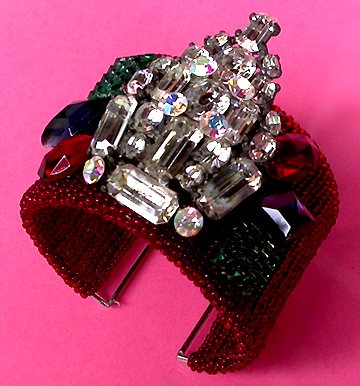 a beautiful vintage costume jewelry bracelet unsigned