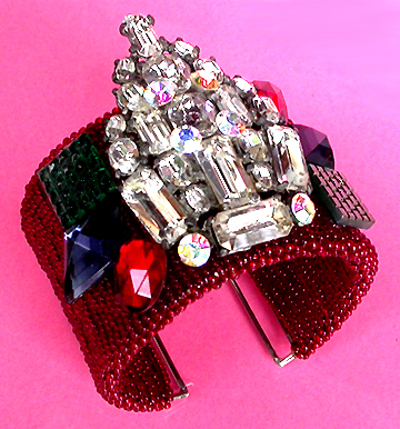 a beautiful vintage costume jewelry bracelet unsigned