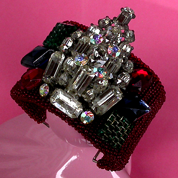 a beautiful vintage costume jewelry bracelet unsigned