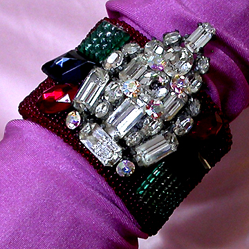 a beautiful vintage costume jewelry bracelet unsigned