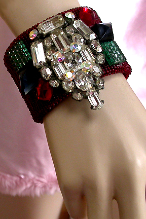 a beautiful vintage costume jewelry bracelet unsigned