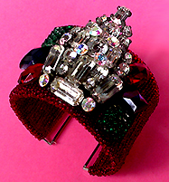 a beautiful vintage costume jewelry bracelet Unsigned