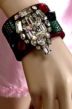 a beautiful vintage costume jewelry bracelet Unsigned