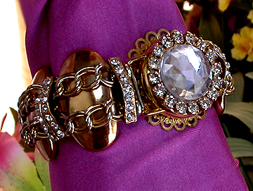 a beautiful vintage costume jewelry bracelet unsigned