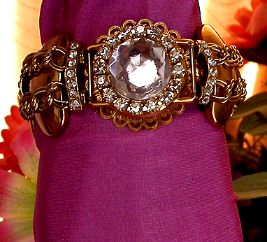 a beautiful vintage costume jewelry bracelet unsigned