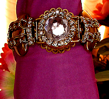 a beautiful vintage costume jewelry bracelet Unsigned