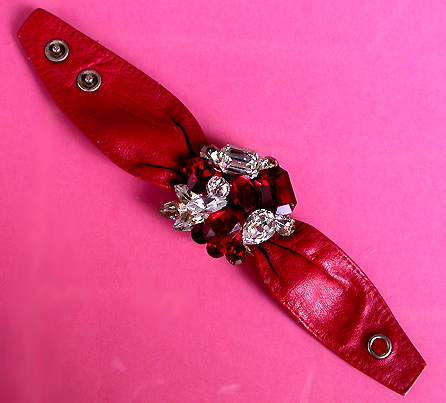 a beautiful vintage costume jewelry bracelet unsigned