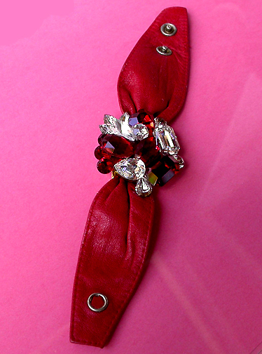 a beautiful vintage costume jewelry bracelet unsigned